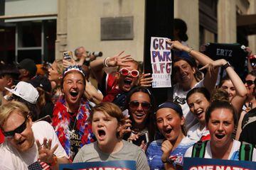 La selección femenil de Estados Unidos se coronó el domingo al vencer en la final del Mundial a Holanda. Hoy desfilaron en las calles de Broadway, New York.