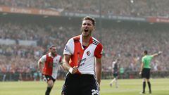 Santiago Giménez en un partido con el Feyenoord.