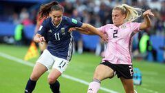 EPA6712. PAR&Iacute;S (FRANCIA), 19/06/2019.- La argentina Florencia Bonsegundo (i) en acci&oacute;n contra la escocesa Kirsty Smith (d) durante un partido de la Copa Mundial Femenina de la FIFA 2019 entre Argentina y Escocia este mi&eacute;rcoles, en Par&iacute;s (Francia). EFE/ Srdjan Suki