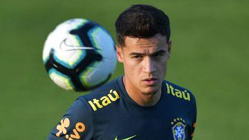 Brazilian football team&#039;s player Philippe Coutinho eyes the ball during a training session at Granja Comary sport complex in Teresopolis, Brazil, on May 29, 2019, ahead of the Copa America football tournament. (Photo by CARL DE SOUZA / AFP)