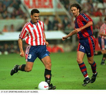 Nikiforov, a la izquierda, y Dugarry, a la derecha, en un Sporting-Barça en 1997.
