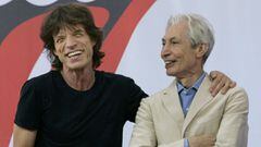 FOTO DE ARCHIVO: Los miembros de los Rolling Stones, Mick Jagger (izquierda) y Charlie Watts (derecha), responden una pregunta durante una conferencia de prensa en la Escuela de M&uacute;sica Julliard en Nueva York el 10 de mayo de 2005. 
