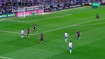 El Espanyol reclamó penalti por mano de Piqué en el 26'