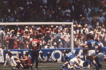 La Selección de Italia festejando uno de sus 4 goles que le metió a México en los cuartos de final.