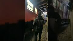 Jóvenes se suben en medio del vagón del Metro de la CDMX y después se bajan a las vías