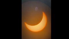 Video: Así se ve el eclipse desde el reflejo del agua
