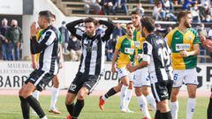Sergio Fern&aacute;ndez Monteverde se lleva las manos a la cabeza tras fallar un gol.