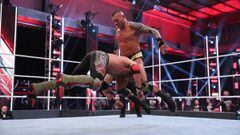 Randy Orton ataca a Edge durante Backlash 2020.