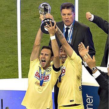 El 14 de diciembre, como capitán de las Águilas, alzó el trofeo de Campeón del Torneo Apertura 2014.