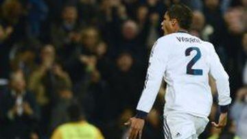 Raphael Varane celebra el gol del empate del Madrid.