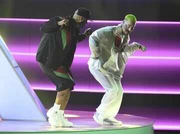 Actuación de Nicky Jam junto a J Balvin durante la gala de los Grammy Latinos 2018. 