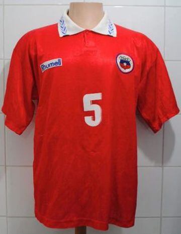 La Roja empleó la marca danesa Rhumel en la Copa América de Uruguay 1995, cuando la dirigía Xabier Azkargorta.