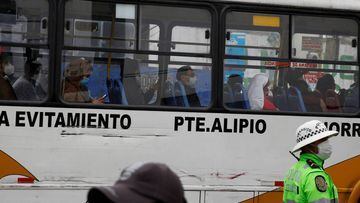 People wear face masks while riding on a bus during the final stage of the reopening of Peru&#039;s economy after ending a months-long lockdown to try and contain the spread of the coronavirus disease (COVID-19), in Lima, Peru July 1, 2020. REUTERS/Sebastian Castaneda  NO RESALES. NO ARCHIVES