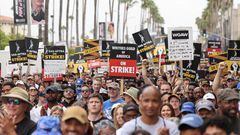 FILE PHOTO: SAG-AFTRA actors and Writers Guild of America (WGA) writers rally during their ongoing strike, in Los Angeles, California, U.S. September 13, 2023. REUTERS/Mario Anzuoni/File Photo