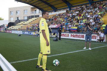 Carlos Bacca fue presentado en La Cerámica como nuevo refuerzo del Villarreal.