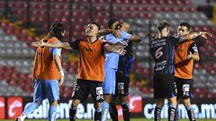Jugadores de Querétaro festejan el triunfo sobre Tijuana.