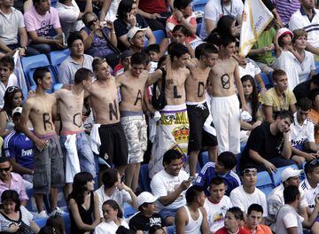 Aficionados apoyando a Cristiano Ronaldo con su nombre escrito