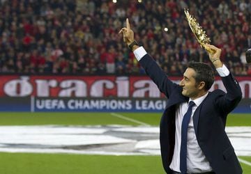 Ernesto Valverde fue homenajeado por la afición y el club del Olympiacos.