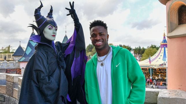 Vinicius disfruta de Disneyland antes de la gala del Balón de Oro