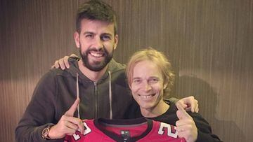 Gerard Piqu&eacute; posa con su amigo Emmanuel Suege con la camiseta del quarterback de los Atlanta Falcons Matt Ryan.