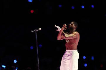 La presentación de Usher continuó con el artista dejando su torso al descubierto mientras interpretaba 'Let It Burn' y 'U Gotta It Bad'