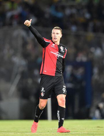 Atlas's Julio Furch celebrates after scoring against Pumas during their first-leg semi-final Mexican Apertura 2021 tournament football match at Olimpico Stadium in Mexico City, on December 2, 2021. (Photo by RODRIGO ARANGUA / AFP)
