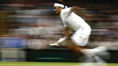 Roger Federer corre para devolver una bola a Daniel Evans durante su partido de tercera ronda de Wimbledon, el &uacute;ltimo torneo que ha disputado el tenista suizo hasta la fecha.