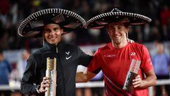 El tenista español Rafa Nadal y el noruego Casper Ruud posan con el tradicional sombrero mexicano tras su partido de exhibición en la Plaza de Toros Monumental de Ciudad de México.
