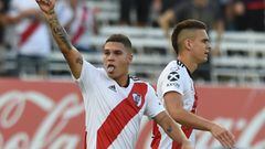Juan Fernando Quintero y Rafael Santos Borr&eacute; durante un partido con River Plate.