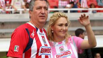 Jorge Vergara y Ang&eacute;lica Fuentes enfundados con la playera de Chivas.