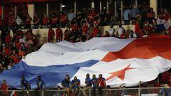 Afici&oacute;n de Panam&aacute; muestra una bandera durante el partido de su selecci&oacute;n