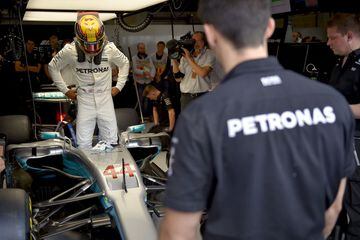Lewis Hamilton en la calle de boxes durante la clasificación del GP de Bélgica. 