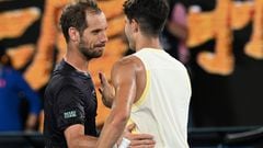Melbourne (Australia), 16/01/2024.- Richard Gasquet of France congratulates Carlos Alcaraz of Spain on his win following their first round match on Day 3 of the 2024 Australian Open at Melbourne Park in Melbourne, Australia, 16 January 2024. (Tenis, Francia, España) EFE/EPA/LUKAS COCH AUSTRALIA AND NEW ZEALAND OUT

