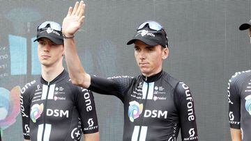 El ciclista franc&eacute;s Romain Bardet saluda durante el control de firmas de la und&eacute;cima etapa del Giro de Italia entre Santarcangelo di Romagna y Reggio Emilia. 