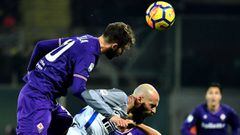 El central argentino de la Fiorentina, Germ&aacute;n Pezzella, disputando un bal&oacute;n con Borja Valero.