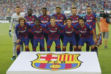 MIAMI, FLORIDA - AUGUST 07: Players of FC Barcelona pose for a team photo prior to the game against SSC Napoli during a pre-season friendly match at Hard Rock Stadium on August 07, 2019 in Miami