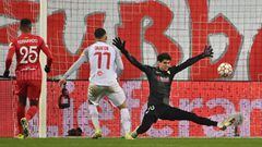 Okafor bate a Bono en el gol que daba la victoria al Salzburgo.
