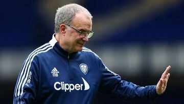 LIVERPOOL, ENGLAND - FEBRUARY 12: Marcelo Bielsa, Manager of Leeds United gestures as he inspects the pitch prior to the Premier League match between Everton and Leeds United at Goodison Park on February 12, 2022 in Liverpool, England. (Photo by Marc Atki