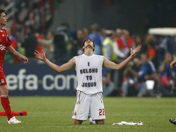 AC Milan&#039;s Kaka (C) falls to his knees after winning their Champions League final soccer match as Liverpool&#039;s Harry Kewell (L) and Steven Gerrard walk past in Athens, May 23, 2007.     REUTERS/Kai Pfaffenbach (GREECE)