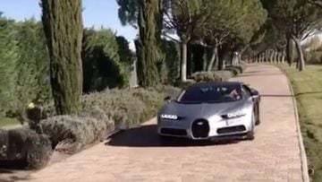 Cristiano Ronaldo: as&iacute; se divierte su mejor amigo con el Bugatti Chiron de CR7