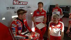 Casey Stoner en el box de Ducati durante un test.