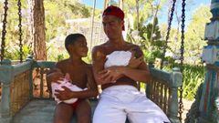 Cristiano Ronaldo con su hijo Cristiano Junior y sus mellizos Eva y Mateo durante sus vacaciones de verano 2017 en Ibiza.