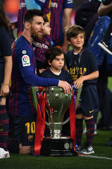 Messi and sons with the trophy.
