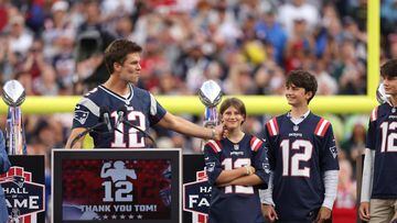 FOXBOROUGH, MASSACHUSETTS - SEPTEMBER 10: Former New England Patriots quarterback Tom Brady grabs his daughter's, Vivian, cheek while his sons, Benjamin and Jack, look on during a halftime ceremony during a game between the New England Patriots and the Philadelphia Eagles at Gillette Stadium on September 10, 2023 in Foxborough, Massachusetts.   Maddie Meyer/Getty Images/AFP (Photo by Maddie Meyer / GETTY IMAGES NORTH AMERICA / Getty Images via AFP)