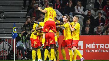 Jugadores del Lens celebran uno de los goles al Lille en la liga francesa.