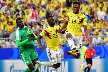 Yerry Mina controla el balón junto a Davinson Sánchez y el atacante de Senegal Mbaye Niang durante el partido Senegal-Colombia, del Grupo H del Mundial de Fútbol de Rusia 2018, en el Samara Arena de Samara, Rusia, hoy 28 de junio de 2018