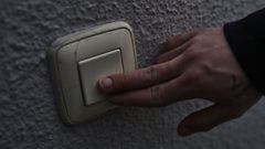 Un hombre toca una llave de la luz en Madrid (Espa&ntilde;a), a 12 de enero de 2021. El precio mayorista de la electricidad subir&aacute; este martes un 2,18% con respecto al marcado este lunes, manteni&eacute;ndose as&iacute; por encima de los 80 euros p