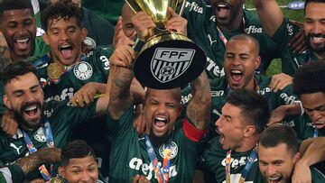 Palmeiras captain, Felipe Melo (C), lifts the trophy after winning the Paulista championship final football match against Corinthians at the Allianz Parque stadium, in Sao Paulo, Brazil, on August 8, 2020, amid the COVID-19 novel coronavirus pandemic. (Ph