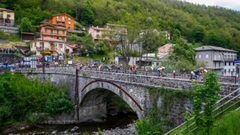 Riders from a 22-men breakaway group cross the river Taro in Santa Maria del Taro, in Emilia-Romagna, during the 12th stage of the Giro d&#039;Italia 2022 cycling race, 204 kilometers from Parma to Genova, on May 19, 2022. (Photo by Luca Bettini / AFP)