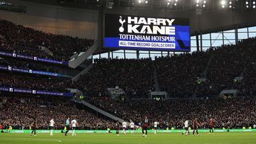 El Tottenham homenajea a Harry Kane en los marcadores del Tottenham Hotspur Stadium tras convertirse en el máximo goleador en la historia del club.